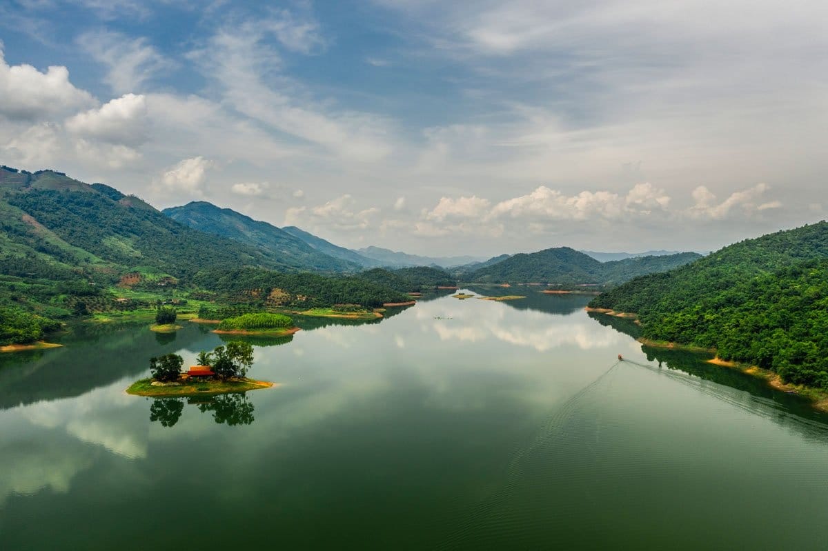 Hồ Cấm Sơn